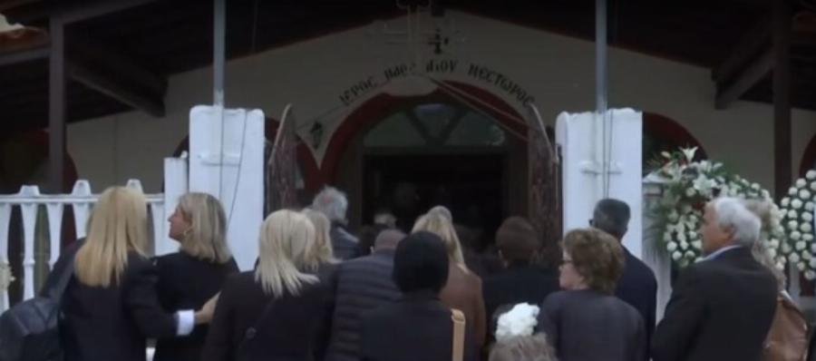 Σούζυ Καζαντζίδου: Βαρύ το κλίμα στην κηδεία της – Τραγικές φιγούρες η μητέρα και η κόρη της