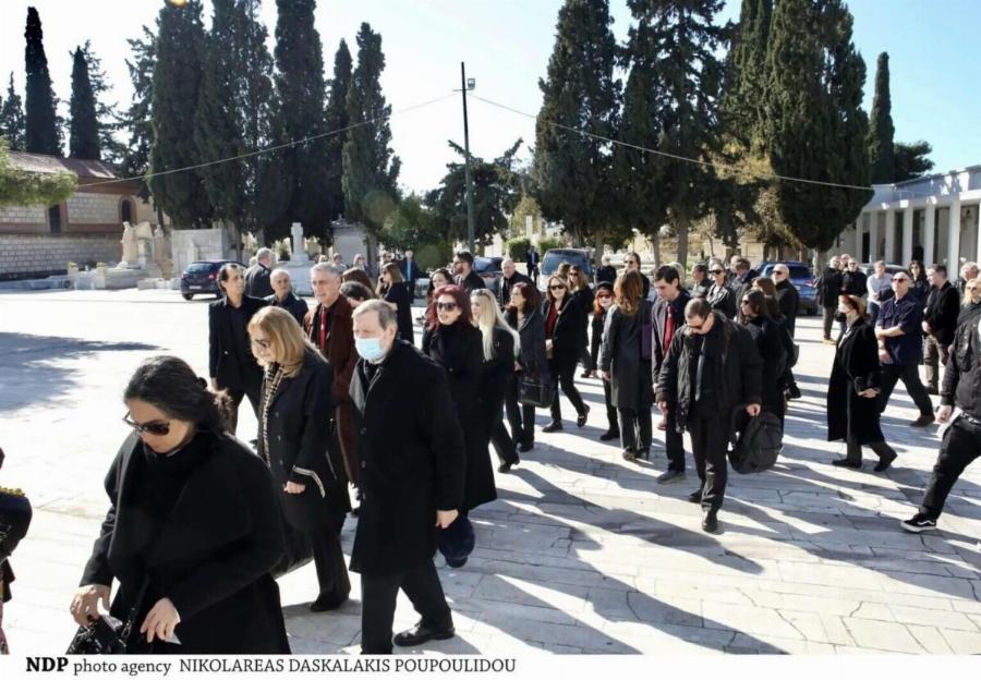 Θρήνος και οδύνη στην κηδεία του Δημήτρη Κολλάτου: Τραγική φιγούρα ο γιος του Αλέξανδρος, σπαρακτικές εικόνες