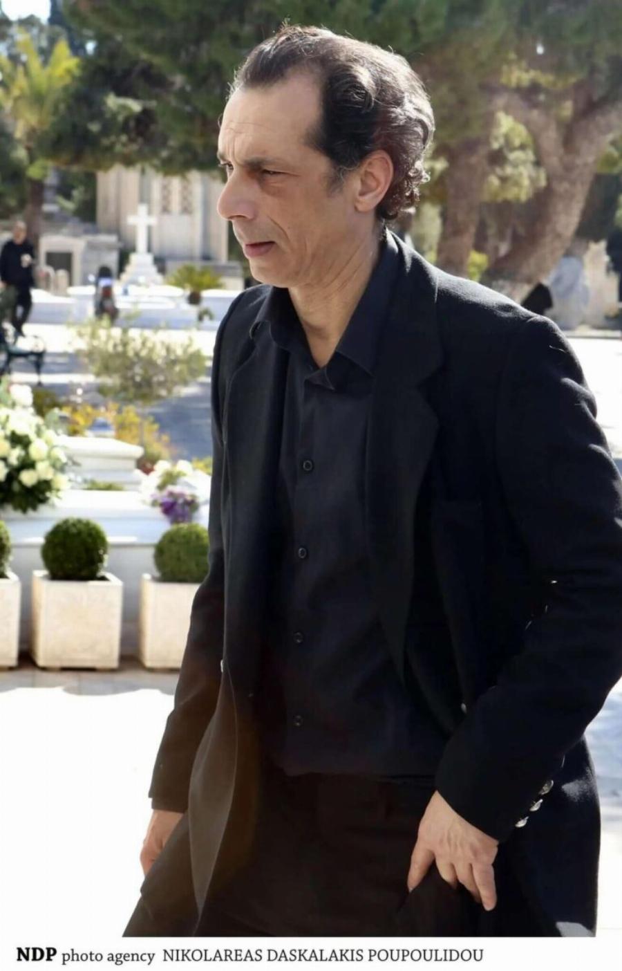 Θρήνος και οδύνη στην κηδεία του Δημήτρη Κολλάτου: Τραγική φιγούρα ο γιος του Αλέξανδρος, σπαρακτικές εικόνες