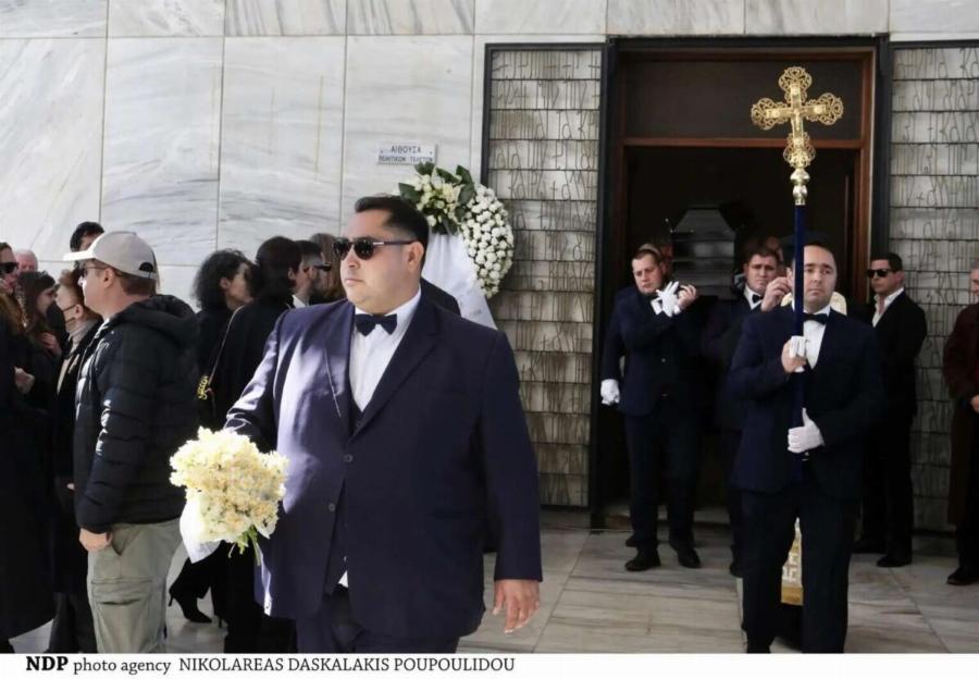 Θρήνος και οδύνη στην κηδεία του Δημήτρη Κολλάτου: Τραγική φιγούρα ο γιος του Αλέξανδρος, σπαρακτικές εικόνες