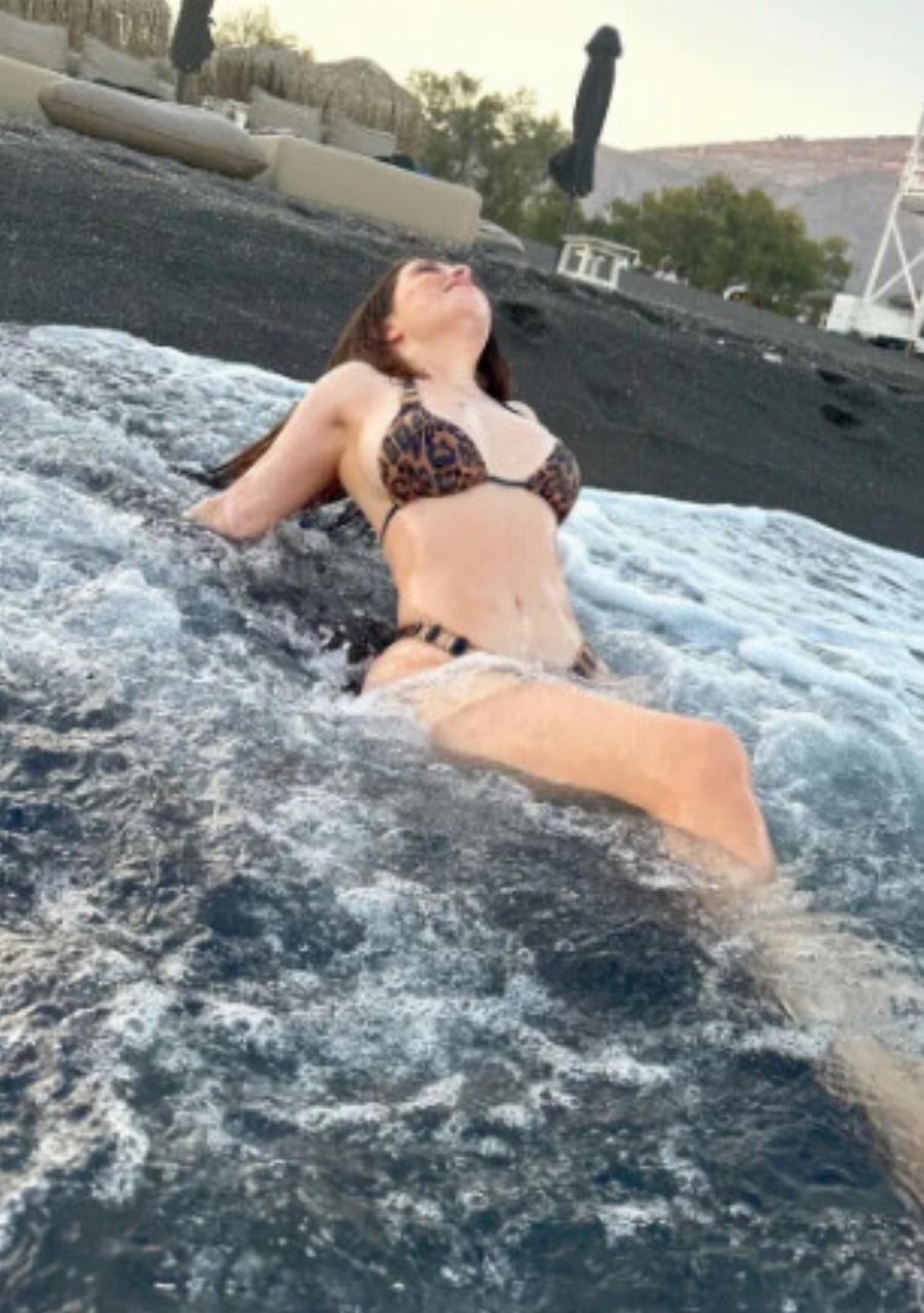Ιωάννα Παλιοσπύρου: Ποζάρει με λεοπάρ μπικίνι στη Σαντορίνη για πρώτη φορά και ρίχνει το διαδίκτυο