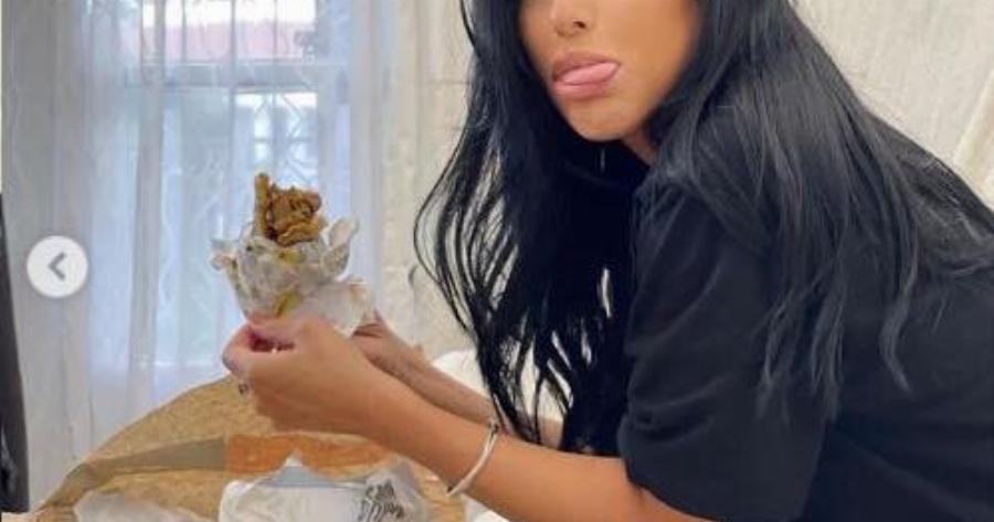 Πασίγνωστη Ελληνίδα τρώει πιτόγυρα ακομπλεξάριστη