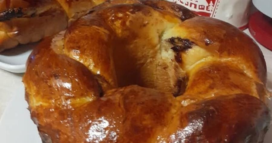 Σιροπιαστά τσουρέκια με σοκολάτα – Εύκολη συνταγή χωρίς μίξερ