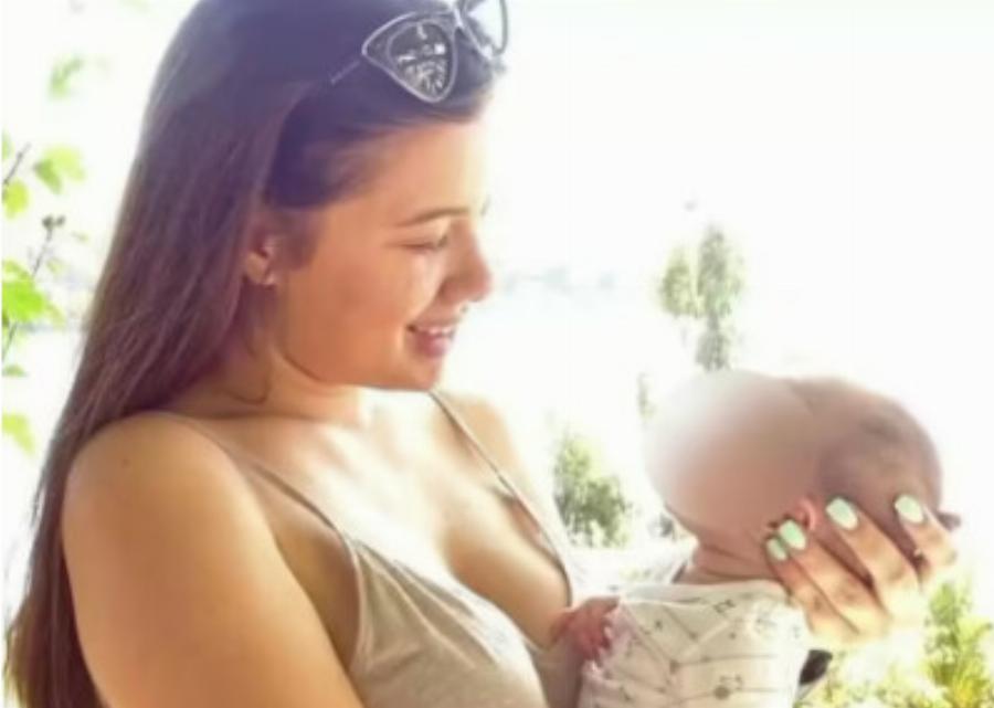 Πανέμορφη η κόρη της Καρολάιν: Σγουρά μαλλάκια κι ένας πραγματικός άγγελος