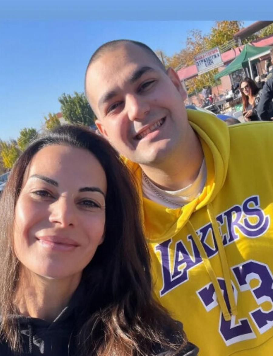 Εύη Βατίδου: Ποζάρει με τον 22χρονο γιο της, Χρήστο έξω από το στρατόπεδο πριν παρουσιαστεί