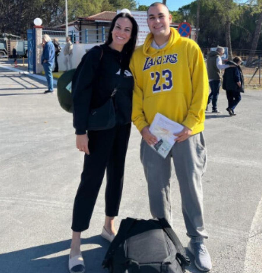 Εύη Βατίδου: Ποζάρει με τον 22χρονο γιο της, Χρήστο έξω από το στρατόπεδο πριν παρουσιαστεί