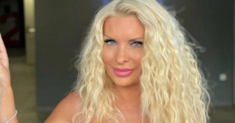 Ελένη Μενεγάκη: Οι νέες αρετουσάριστες φώτο της με ολόσωμο μαύρο μαγιό μας άφησαν άφωνους