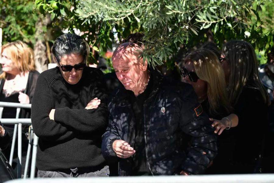 Γιώργος Μαζωνάκης: Ξεσπά η αδερφή του, Μαρία, μετά το μνημόσυνο – Τα είπε όλα με λίγες λέξεις