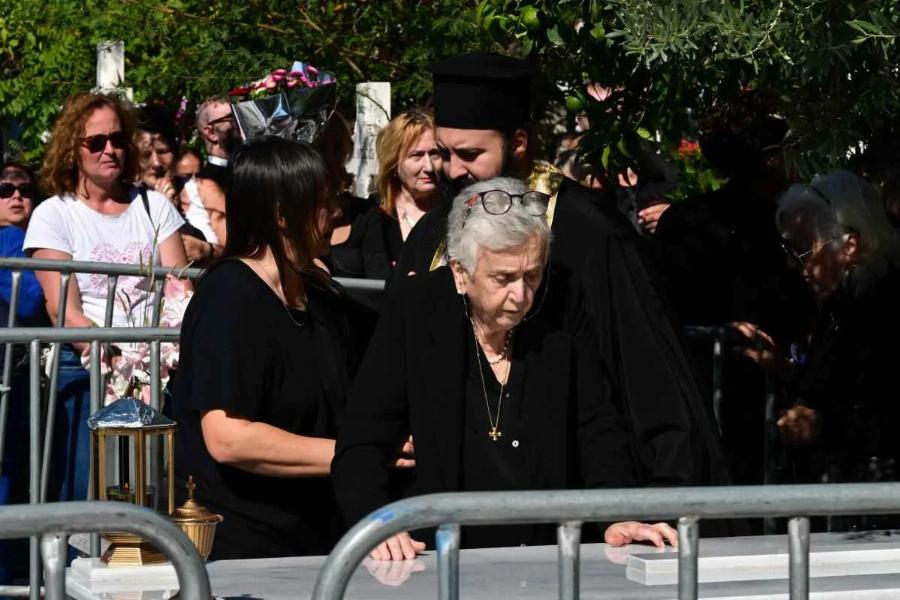 Γιώργος Μαζωνάκης: Ξεσπά η αδερφή του, Μαρία, μετά το μνημόσυνο – Τα είπε όλα με λίγες λέξεις