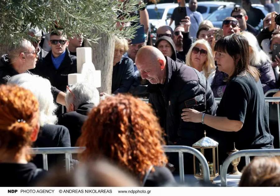 Γιώργος Μαζωνάκης: Ξεσπά η αδερφή του, Μαρία, μετά το μνημόσυνο – Τα είπε όλα με λίγες λέξεις