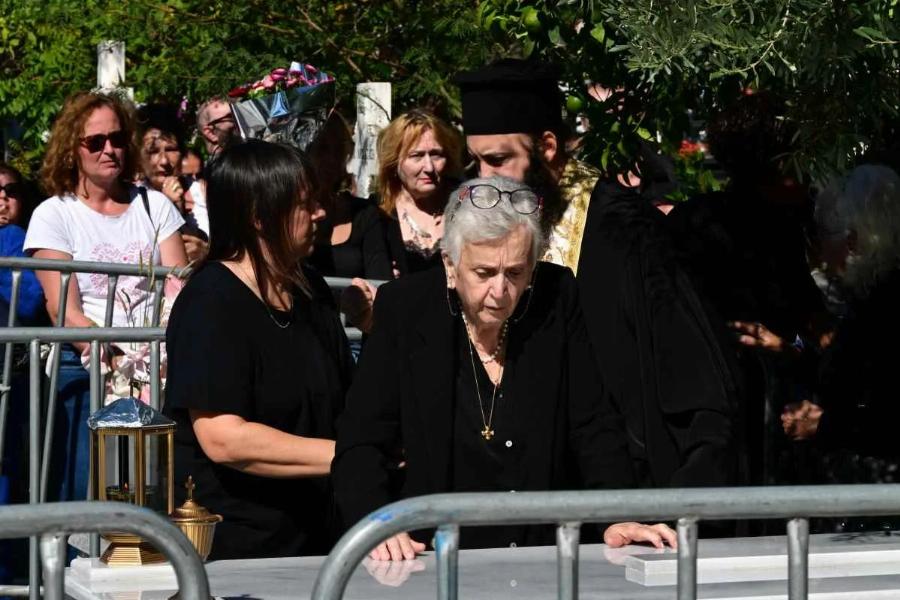Γιώργος Μαζωνάκης: Ξεσπά η αδερφή του, Μαρία, μετά το μνημόσυνο – Τα είπε όλα με λίγες λέξεις