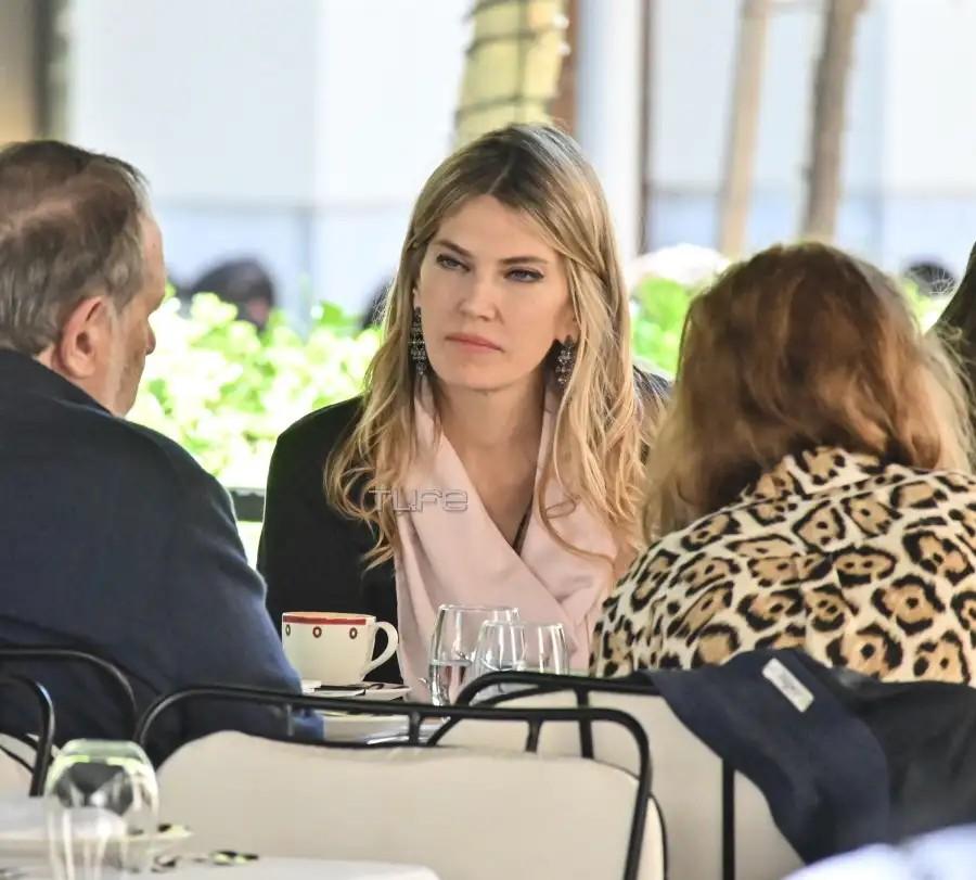 Πιο όμορφη από ποτέ η Εύα Καϊλή – Σπάνια δημόσια χαλαρή εμφάνιση στο κέντρο της Αθήνας