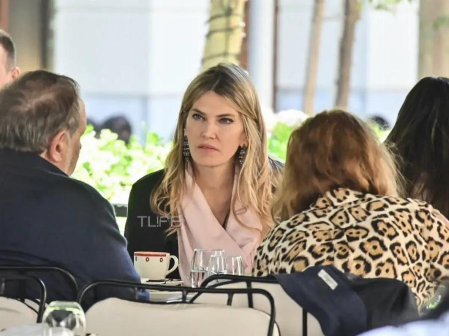 Πιο όμορφη από ποτέ η Εύα Καϊλή – Σπάνια δημόσια χαλαρή εμφάνιση στο κέντρο της Αθήνας