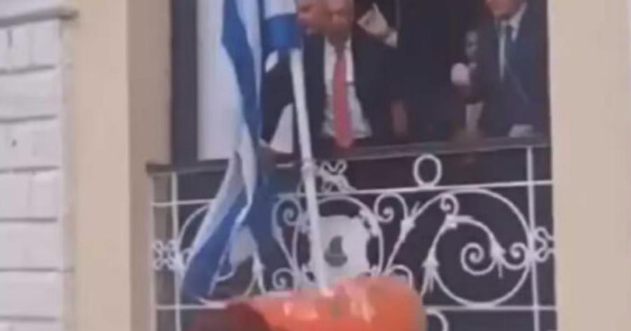 Βίντεο-σοκ: Ο Μπότης έπεσε και έσπασε στο κεφάλι γυναίκας στην Κέρκυρα – Mεταφέρθηκε στο νοσοκομείο