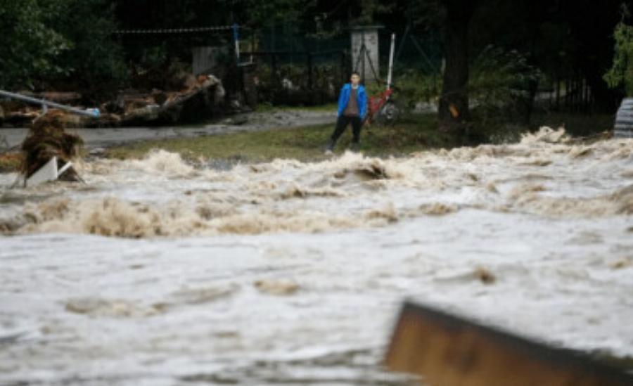 EKTAKTO: Πνίγει κόσμο η κακοκαιρία «Μπόρις» – Τουλάχιστον 9 νεκροί, απόκοσμες εικόνες και σκηνές αποκάλυψης