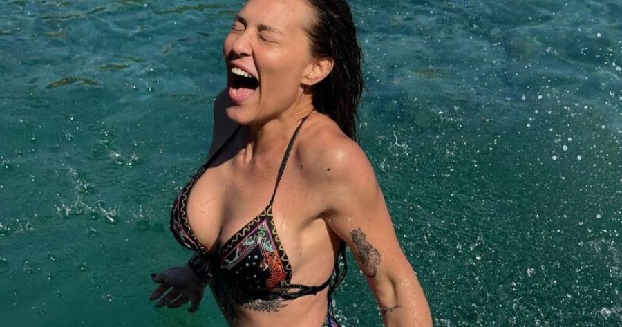 «Φωτιά» στα 47 της η Πηνελόπη Αναστασοπούλου – Η ανάρτηση με μπικίνι από παραλία στα Κουφονήσια