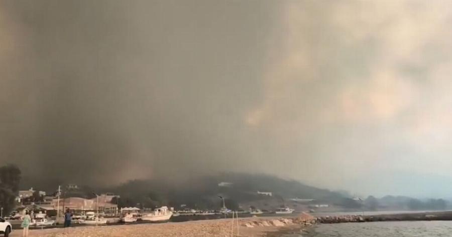 EKTAKTO TΩΡΑ: Έχουμε εγκλωβισμένους σε παραλίες από την πυρκαγιά