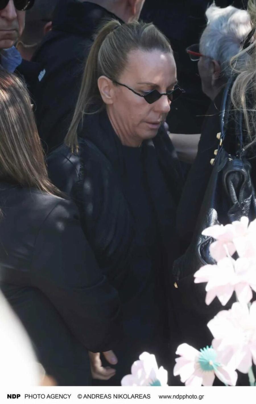 Γιώργος Μαζωνάκης: Ξεσπά η αδερφή του, Μαρία, μετά το μνημόσυνο – Τα είπε όλα με λίγες λέξεις