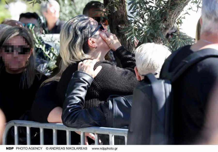 Γιώργος Μαζωνάκης: Ξεσπά η αδερφή του, Μαρία, μετά το μνημόσυνο – Τα είπε όλα με λίγες λέξεις