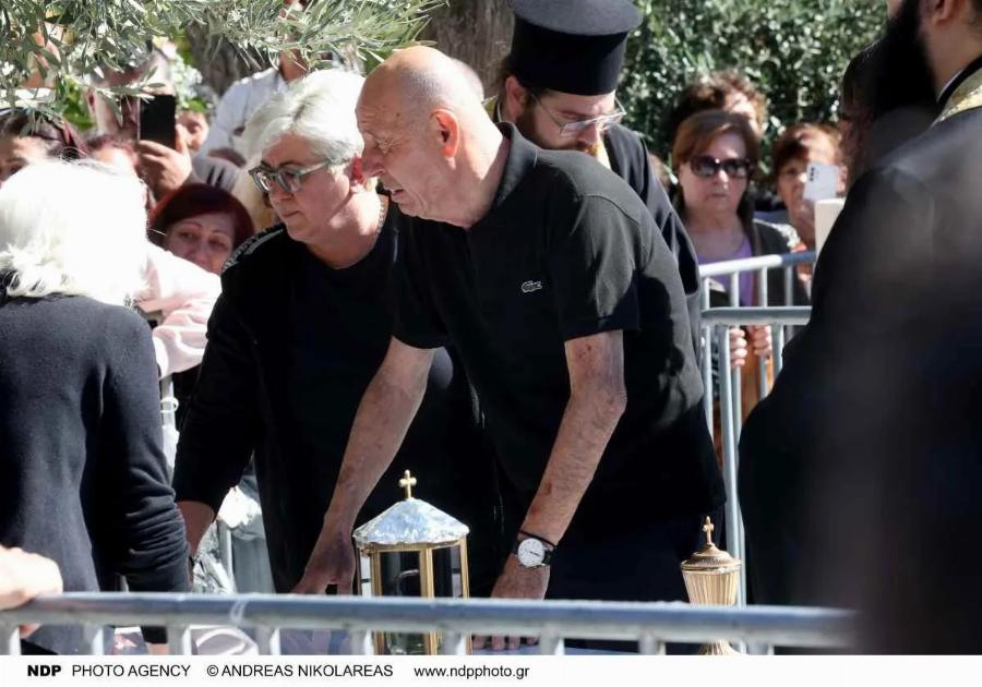 Γιώργος Μαζωνάκης: Ξεσπά η αδερφή του, Μαρία, μετά το μνημόσυνο – Τα είπε όλα με λίγες λέξεις