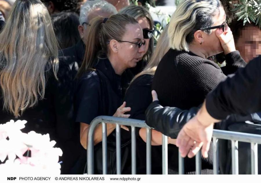 Γιώργος Μαζωνάκης: Ξεσπά η αδερφή του, Μαρία, μετά το μνημόσυνο – Τα είπε όλα με λίγες λέξεις
