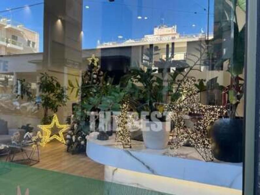 Πάτρα: Στόλισαν δέντρο από 1η Οκτώβρη! Η βιτρίνα που κάνει ήδη… Χριστούγεννα
