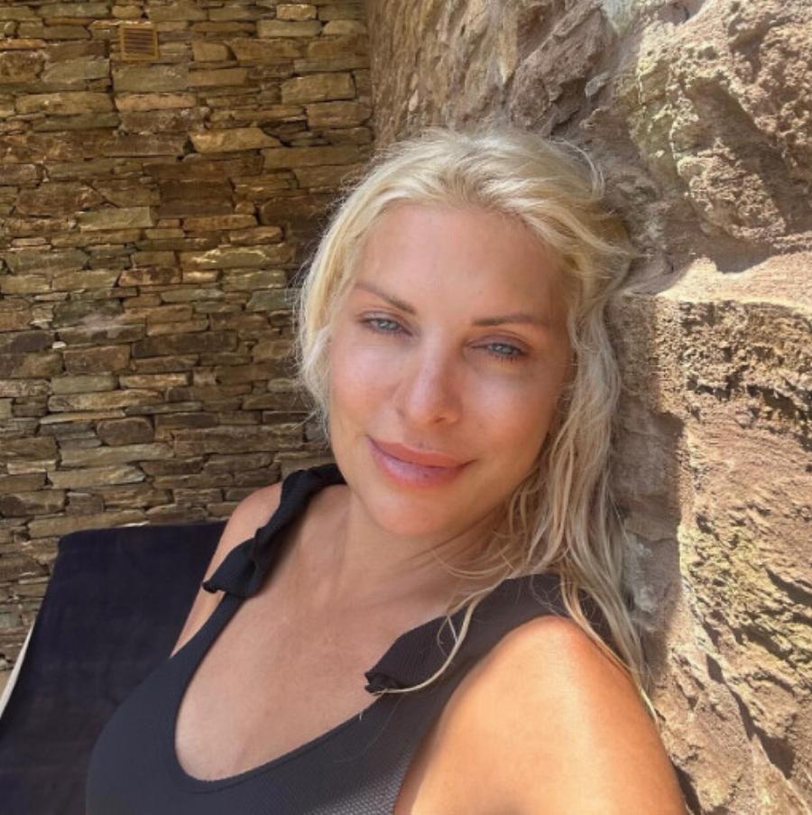 Ελένη Μενεγάκη: Οι νέες αρετουσάριστες φώτο της με ολόσωμο μαύρο μαγιό μας άφησαν άφωνους