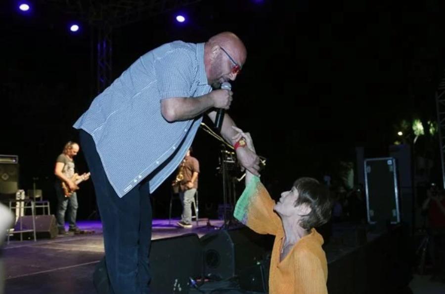 Αγνώριστη σήμερα στα 77 η πασίγνωστη τραγουδίστρια του ελληνικού πενταγράμμου