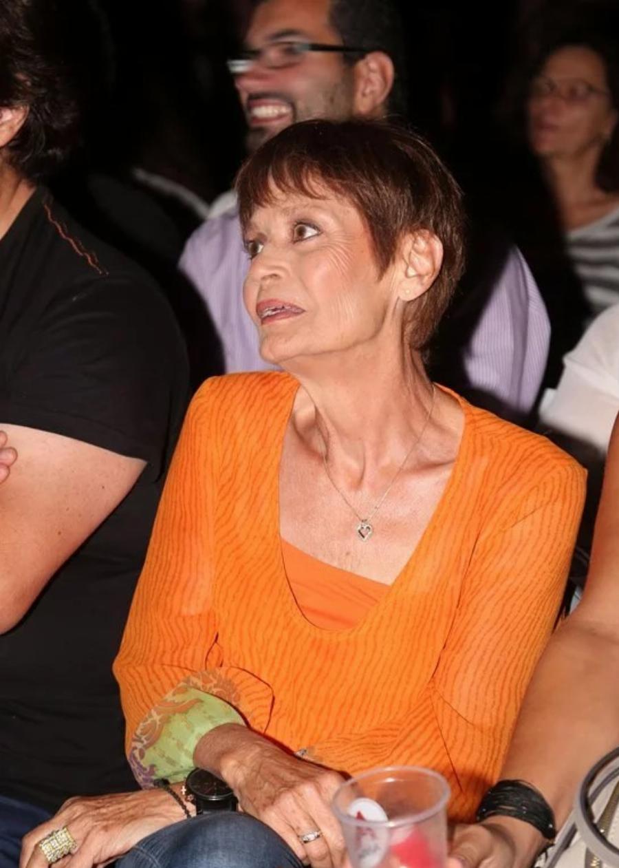 Αγνώριστη σήμερα στα 77 η πασίγνωστη τραγουδίστρια του ελληνικού πενταγράμμου