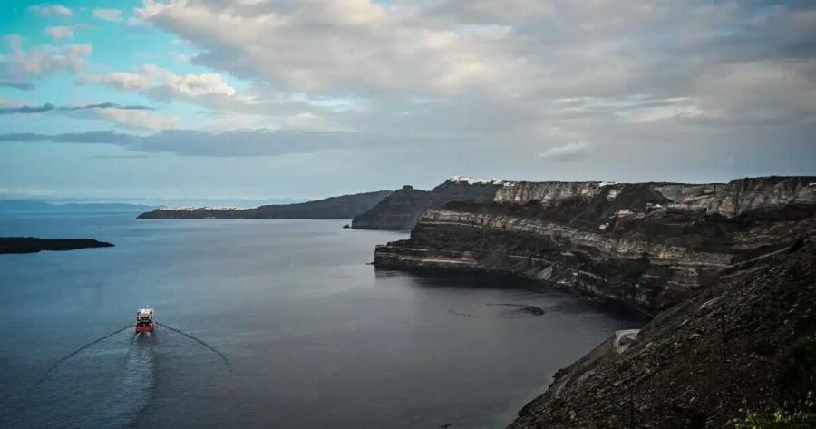 Παρατηρείται εδαφική παpαμόpφωσn στη Σαντορίνη