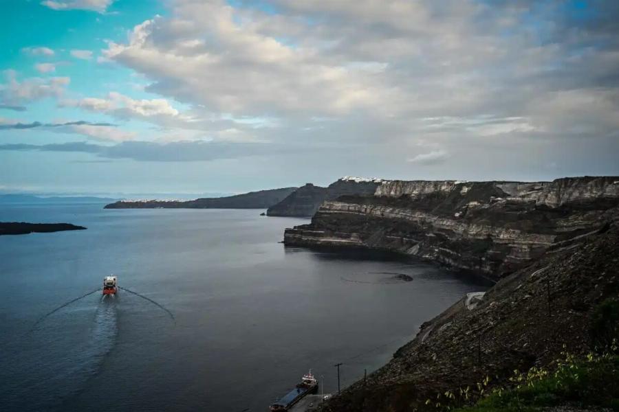 Παρατηρείται εδαφική παpαμόpφωσn στη Σαντορίνη