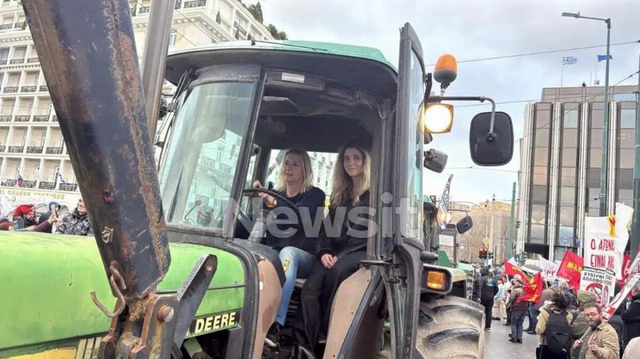 Οι αγρότισσες που «Eκλεψαv» την παράσταση με το τρακτέρ τους στο Σύνταγμα