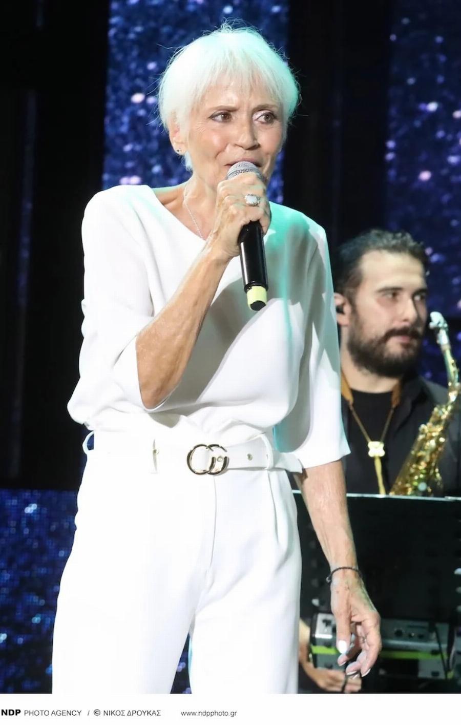 Αγνώριστη σήμερα στα 77 η πασίγνωστη τραγουδίστρια του ελληνικού πενταγράμμου