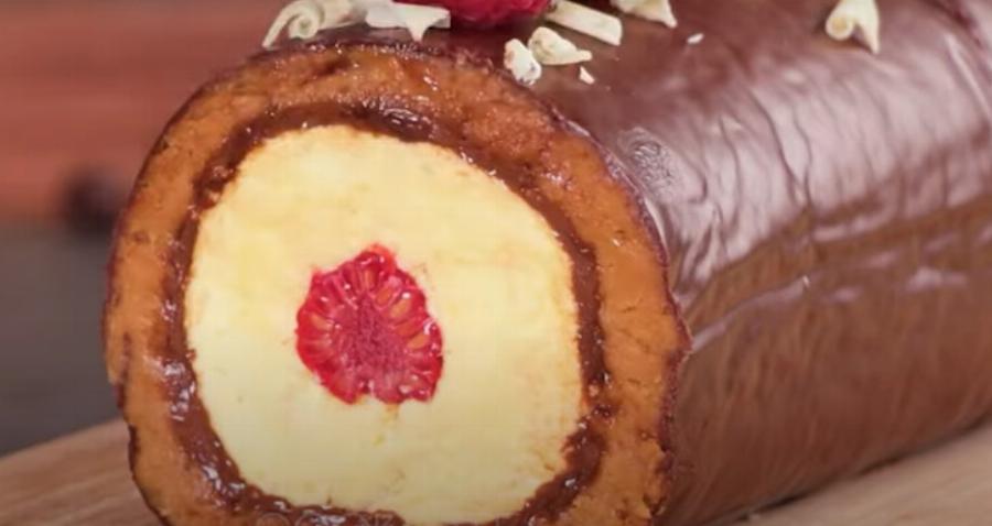 Όνειρο χειμερινής νυκτός με χαμηλό κόστος: Σοκολατένιο γλυκό ψυγείου με γέμιση μπανάνας και μπισκότο στο πιάτο σε 5′