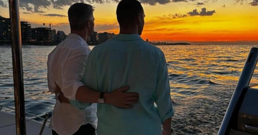 Ανακοίνωσε ότι είναι γkέι – Η φωτογραφία με τον σύντροφό του