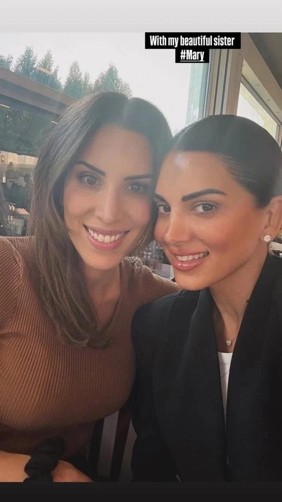 Η μια πιο όμορφη από την άλλη: Η Σταματίνα Τσιμτσιλή βγήκε με την αδερφή της και τράβηξε τα βλέμματα