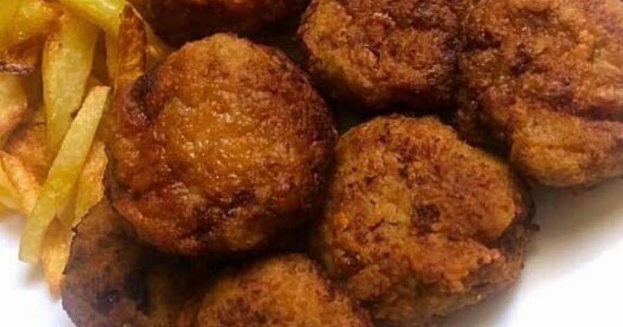 Το απόλυτο ελληνικό πιάτο: Κεφτεδάκια αφρός, τραγανά κολοκυθάκια και πατάτες σαν τηγανητές!