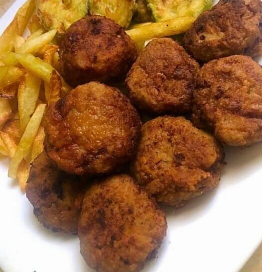 Το απόλυτο ελληνικό πιάτο: Κεφτεδάκια αφρός, τραγανά κολοκυθάκια και πατάτες σαν τηγανητές!