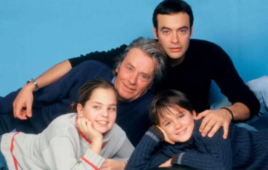 Άγρια κόντρα των κληρονόμων για την αμύθητη περιουσία του Αλέν Ντελόν – Τι λέει η διαθήκη του