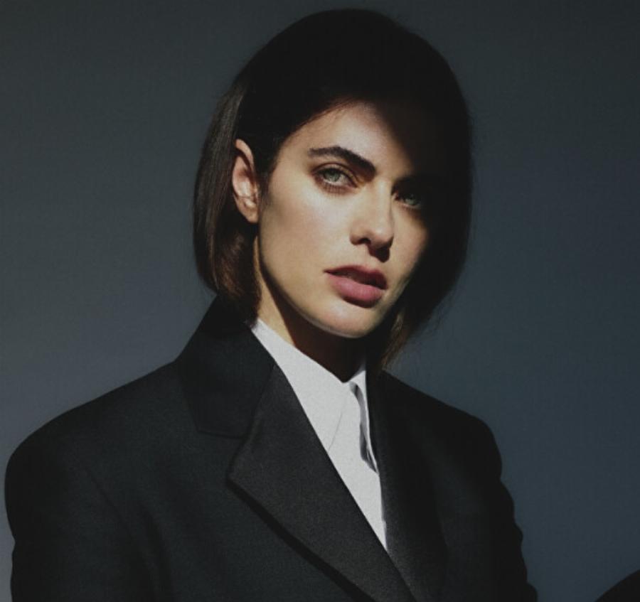 Κούκλα, με σαρκώδη χείλη και σώμα μοντέλου: Aυτή είναι η εγγονή του Αλέν Ντελόν