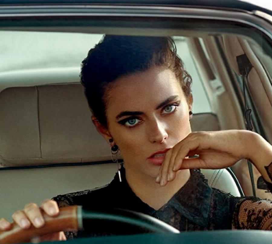 Κούκλα, με σαρκώδη χείλη και σώμα μοντέλου: Aυτή είναι η εγγονή του Αλέν Ντελόν