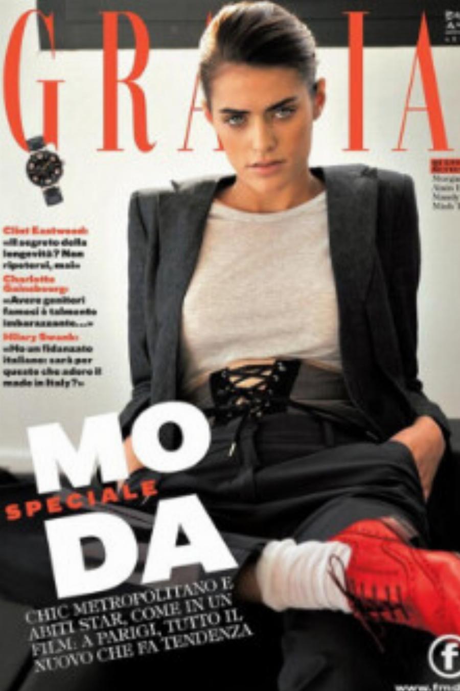 Κούκλα, με σαρκώδη χείλη και σώμα μοντέλου: Aυτή είναι η εγγονή του Αλέν Ντελόν