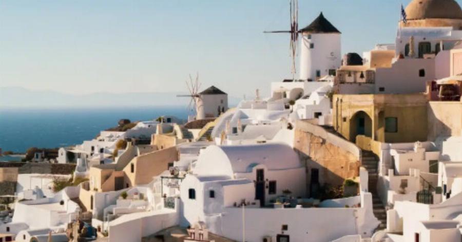 Σαντορίνη: Καλούν σε lockdown τους κατοίκους για να κυκλοφορούν ελεύθερα οι τουρίστες