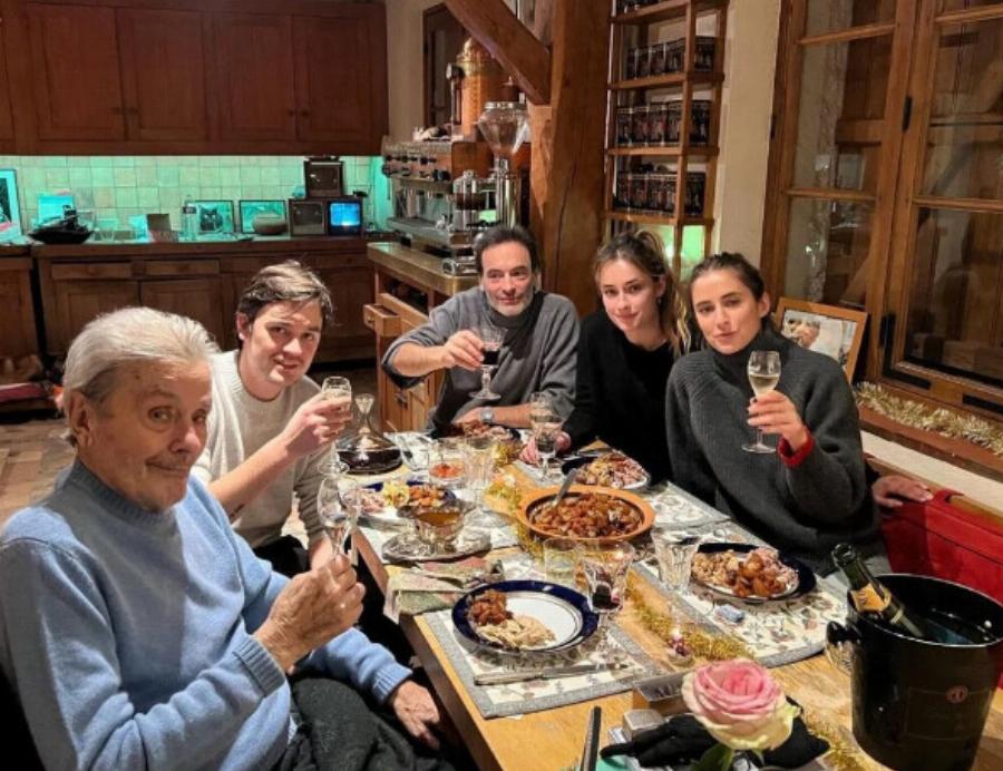 Άγρια κόντρα των κληρονόμων για την αμύθητη περιουσία του Αλέν Ντελόν – Τι λέει η διαθήκη του