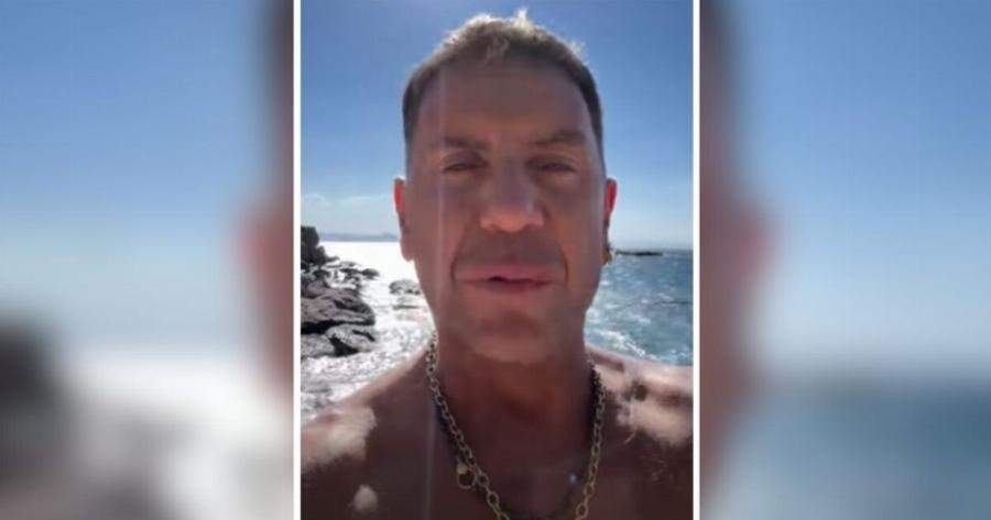 Γιώργος Μαζωνάκης: «Κάντε καμιά βουτιά κι αφήστε τις μ@λ@κίες» – Το νέο μήνυμα από την παραλία