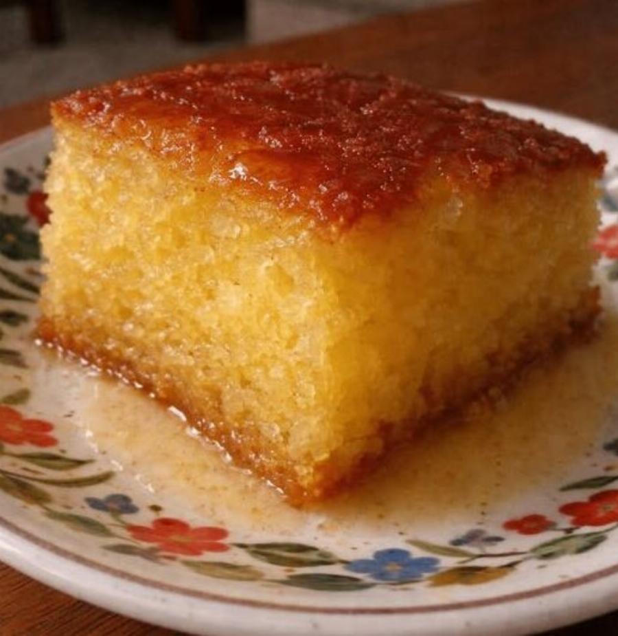 Αφράτο ρεβανί με σιμιγδάλι και σιρόπι που απορροφάται τέλεια