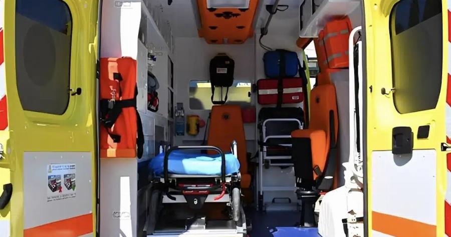 Ελλάδα…2025: Άνοιξε η πόρτα ασθενοφόρου εν κινήσει και έπεσε το φορείο με ασθενή στον δρόμο