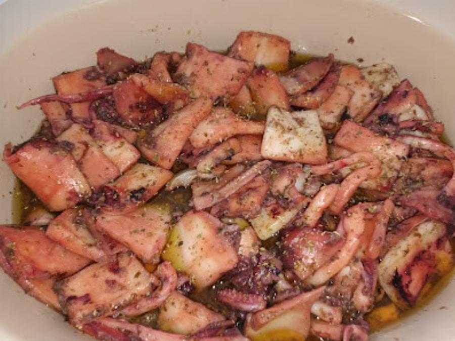 Ο πιο εύκολος μεζές με καλαμαράκια – χωρίς τηγάνι, χωρίς κόπο