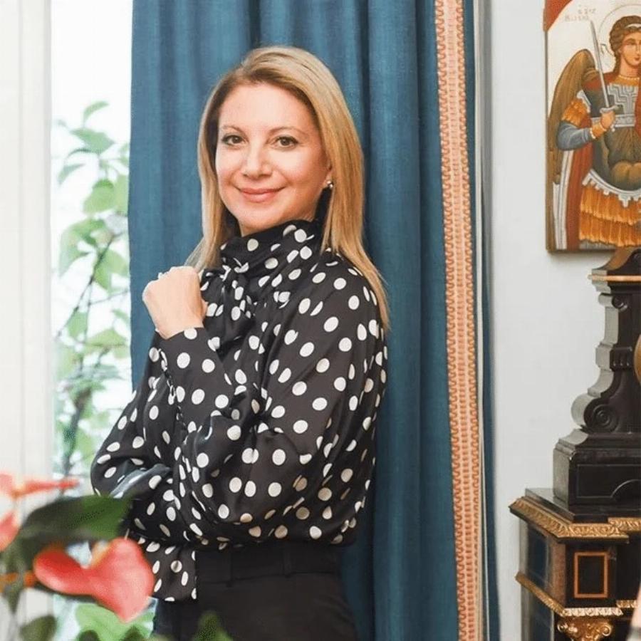 Σάλος με την Καρυστιανού και την φωτογραφία πίσω από θρησκευτικές εικόνες