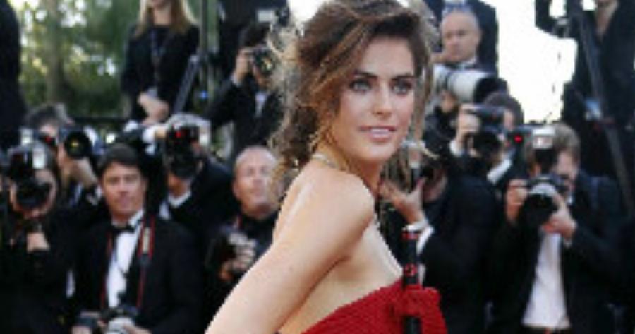 Κούκλα, με σαρκώδη χείλη και σώμα μοντέλου: Aυτή είναι η εγγονή του Αλέν Ντελόν